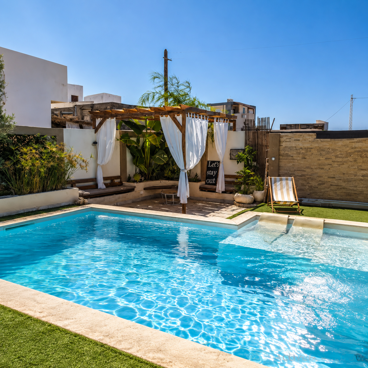 Piscine avec cinéma éxtérieur